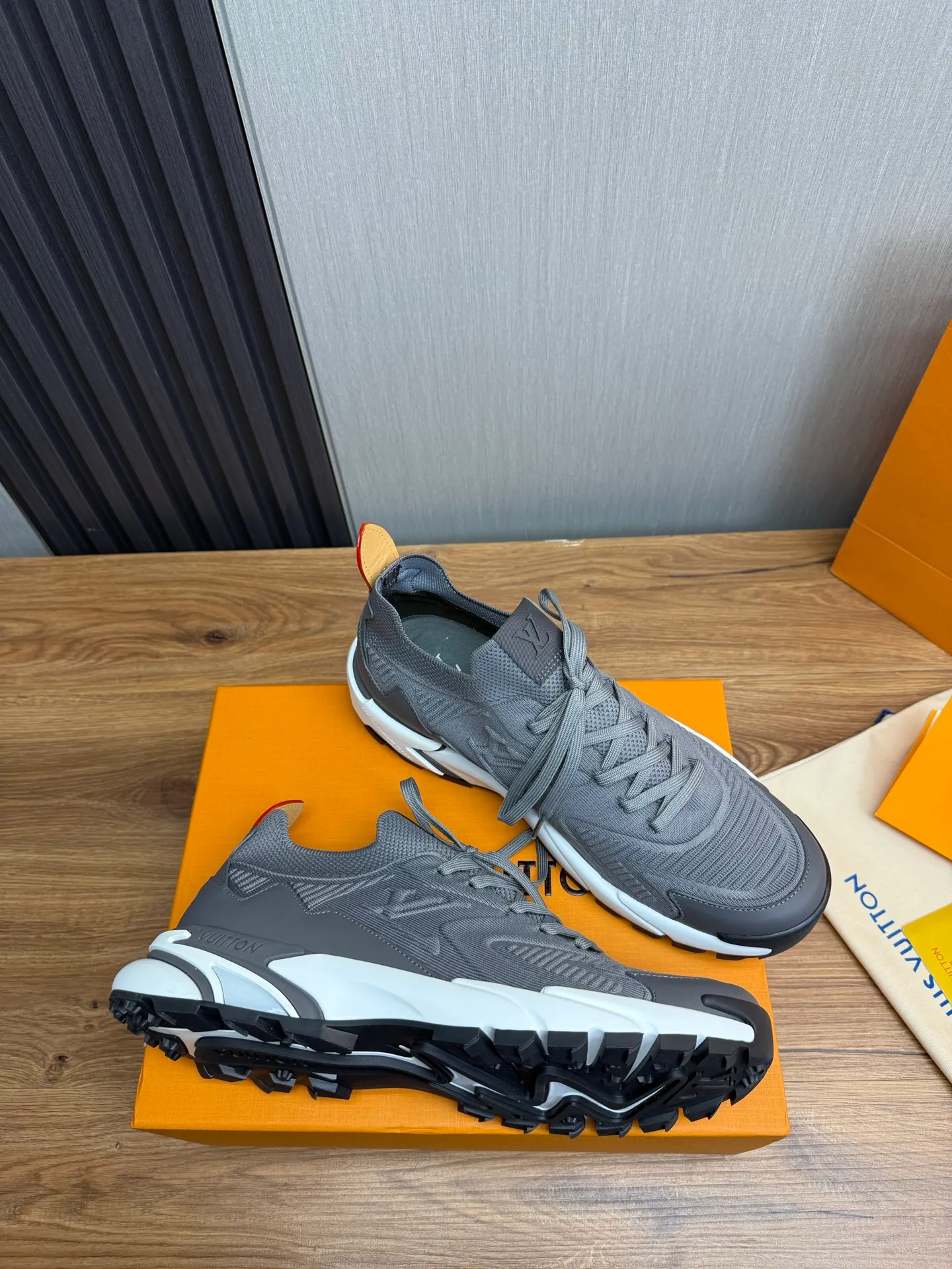 Men's Men's Shoes 580💰 🌈LV | Louis Vuitton 2025 LV Louis Vuitton L House Donkey Brand Latest Olympia Series Couple Style Silver Horn King Casual Sports Shoes Running Shoes This LV Olympia sports shoe combines mesh fabric and metallic synthetic leather and other technical fabrics to reinterpret the classic running shoe design with a neat and simple design. Lightweight EVA outsole provides a stretchy fit. Rich details such as Monogram embossing and LV letters establish recognition. Exquisite packaging at the delivery counter 🛍📦 ▪️Fabric: original imported technical fabric + mesh ▪️Inner lining: original customized breathable mesh ▪️Sole: original molded rubber foam material ▪️Sole thickness: 3.5CM ▪️Size: 38-44 yards